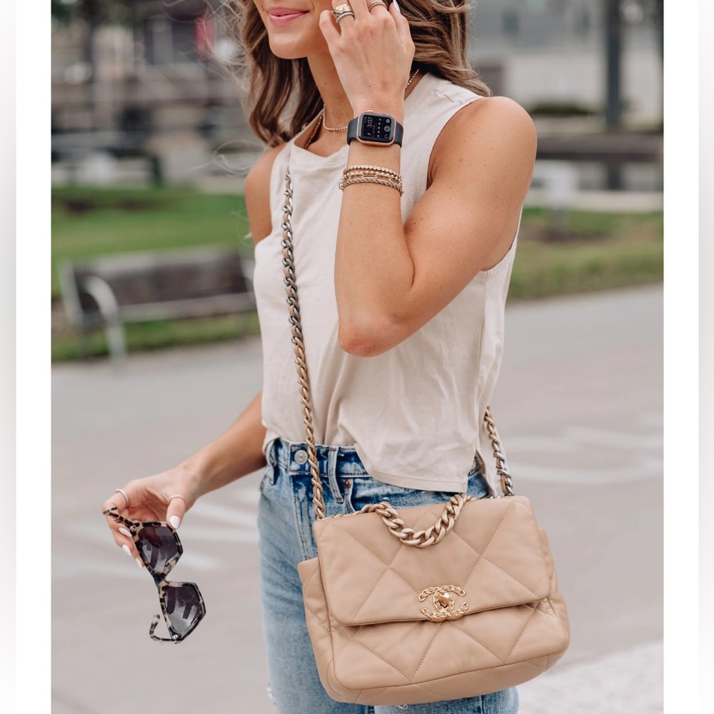 Chanel Quilted Lambskin Chanel 19 Flap crossbody handbag - Picture 3 of 12